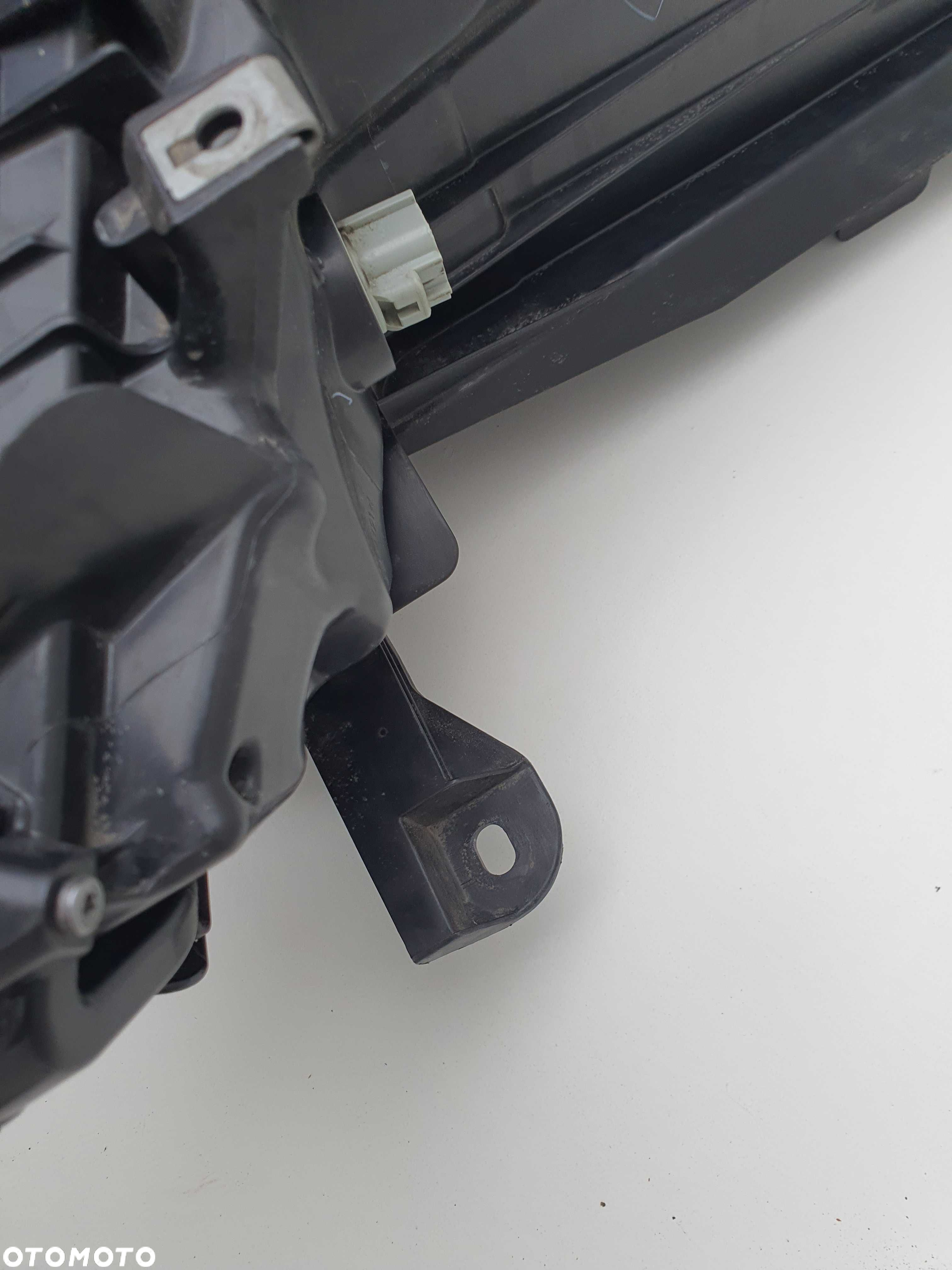 TOYOTA HIGHLANDER lampa prawa przednia EU 20-23 - 4