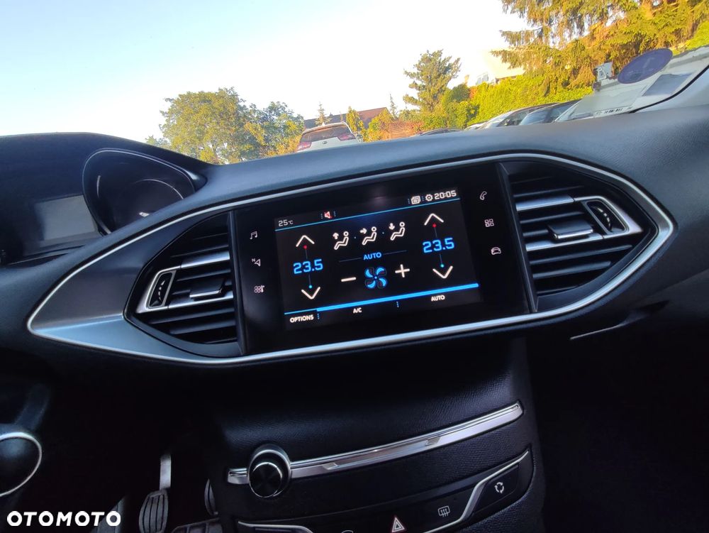 Peugeot 308 PureTech 130 GPF Stop & Start Allure Business-Paket - 32