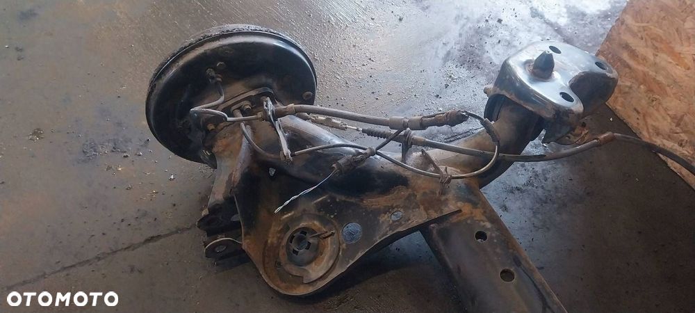BELKA OŚ ZAWIESZENIA TYŁ BĘBNY Z ABS FORD FIESTA MK6 1.25 16V - 3