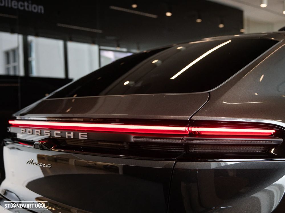Porsche Macan Electric 4 - 18