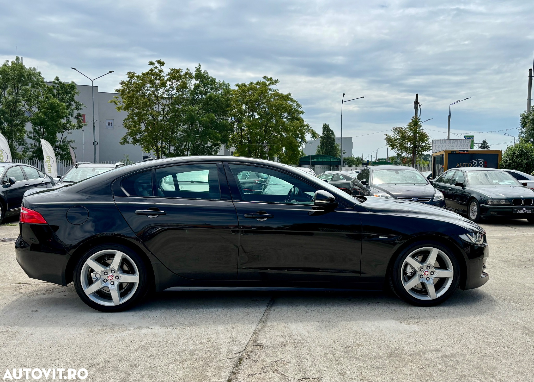 Jaguar XE 2.0 R-Sport - 11
