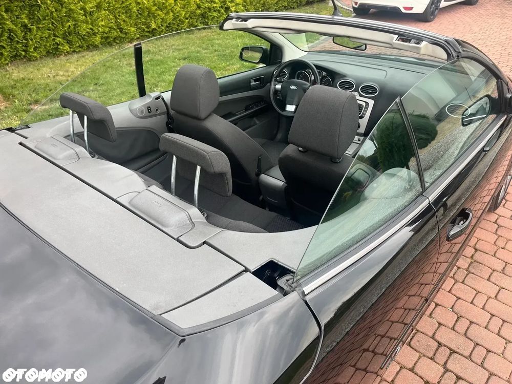 Ford Focus ver-coupe--cabriolet-2-0-16v-black-magic - 11