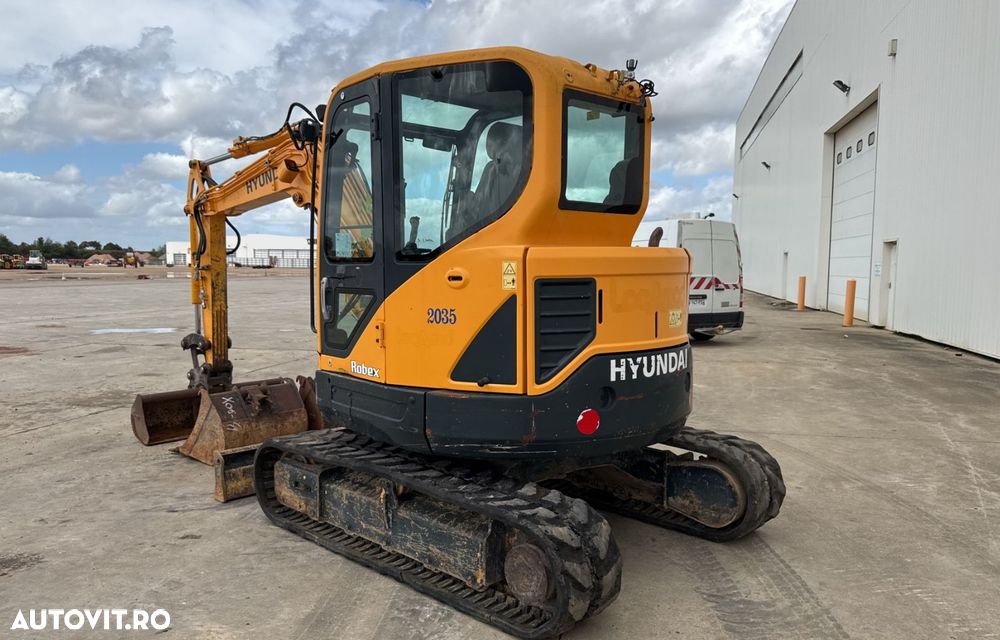 Hyundai R60CR Excavator - 2
