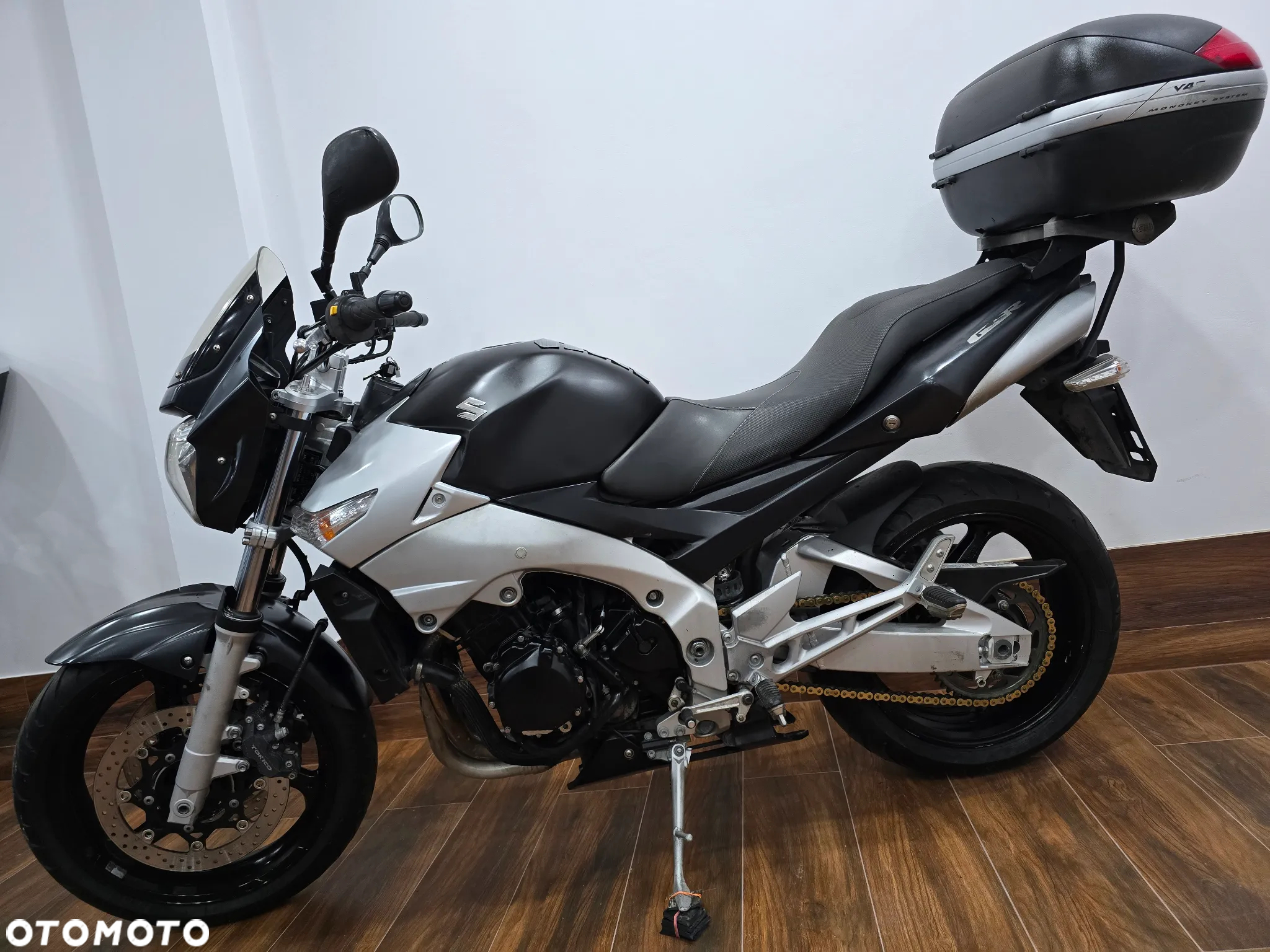 Suzuki GSR - 22
