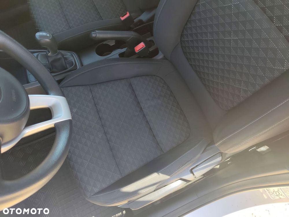 Kia Rio 1.4 M - 12