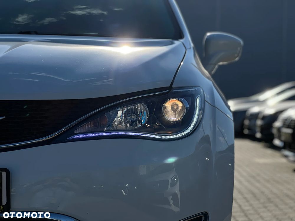 Chrysler Pacifica - 12
