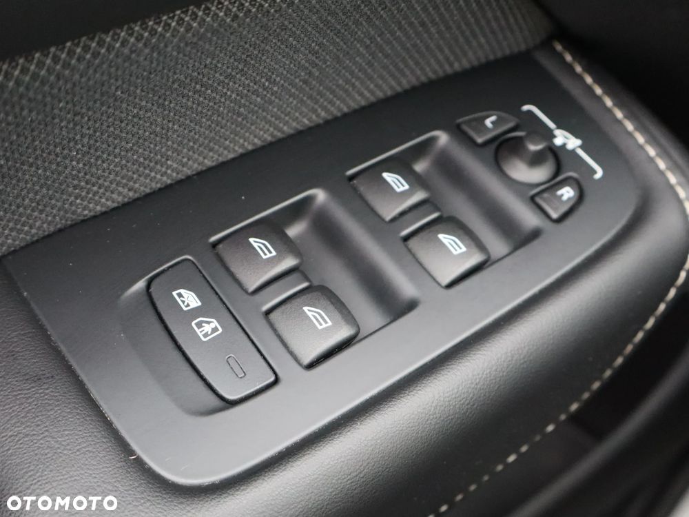 Volvo XC 60 B5 B AWD Plus Dark - 23