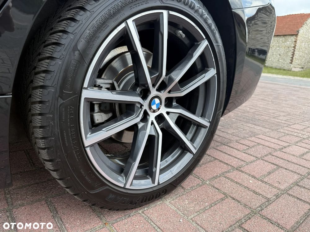 BMW Seria 3 318d mHEV - 19