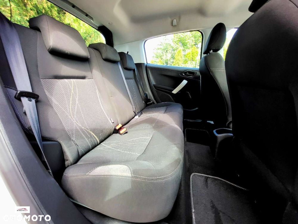 Peugeot 208 - 8