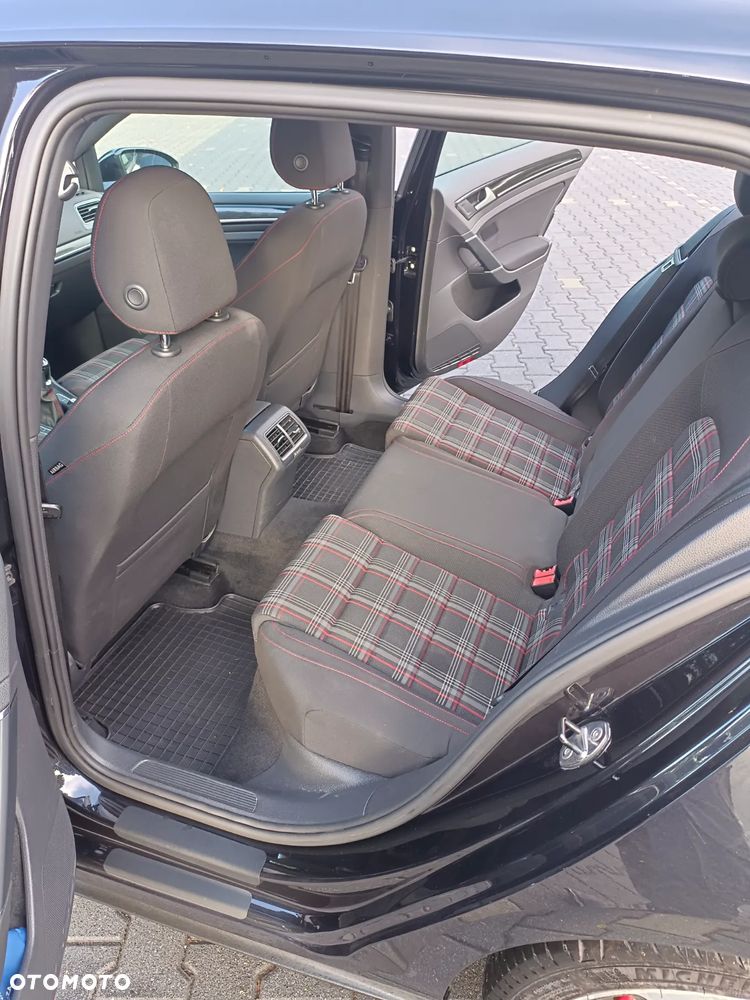 Volkswagen Golf - 11