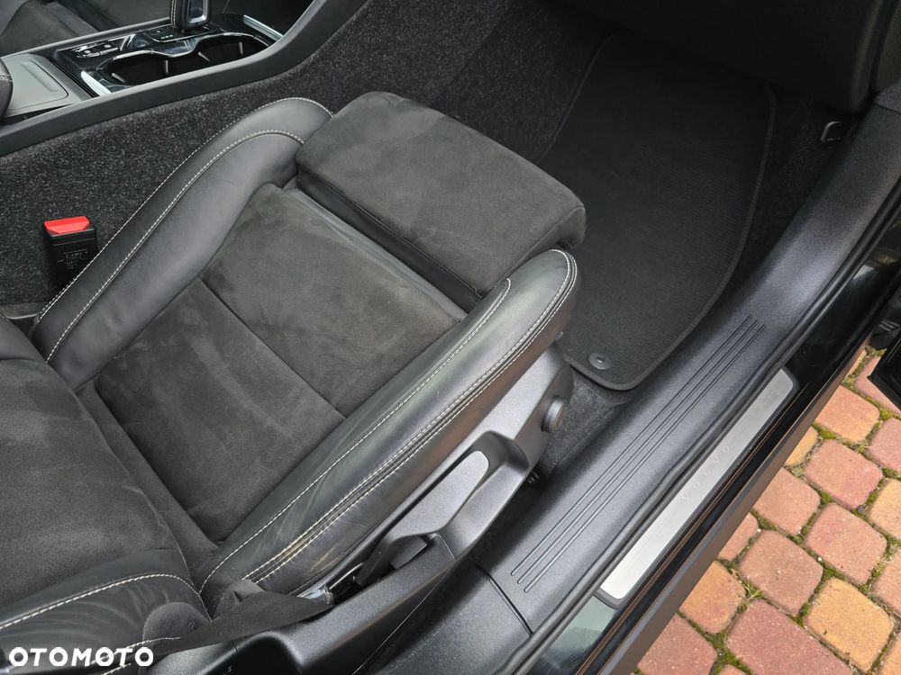 Volvo XC 40 B4 Ultra Black Edition - 32