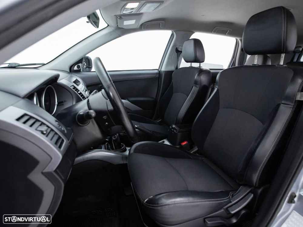 Mitsubishi Outlander - 8