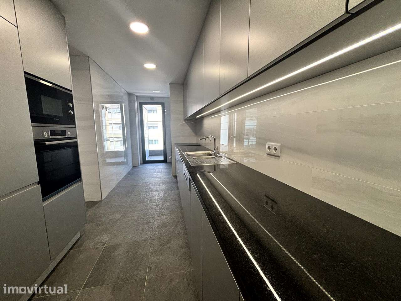 OPORTUNIDADE PREMIUM NO CORAÇÃO DO PORTO - Apartamento T3 - Grande imagem: 4/23