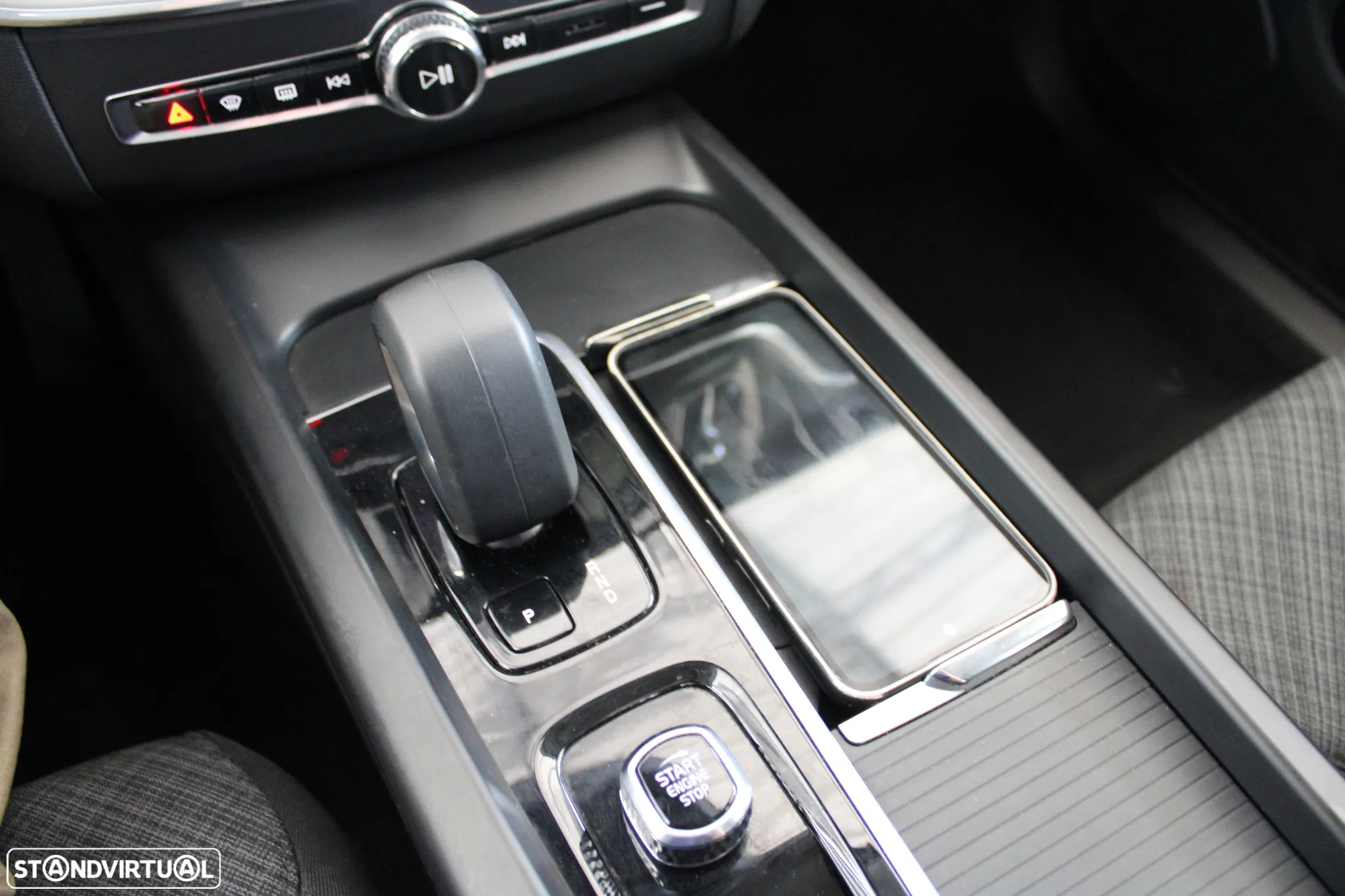 Volvo XC 60 2.0 B4 Momentum Plus - 24