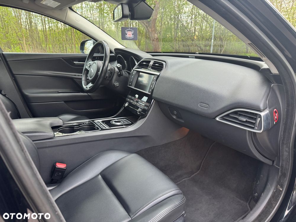 Jaguar XE 2.0 T Portfolio - 19