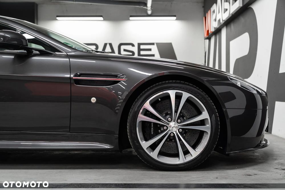 Aston Martin V12 Vantage - 17