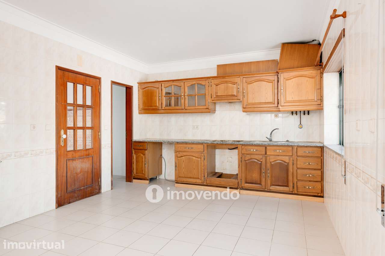 Moradia T3+1 com áreas amplas, garagem e jardim, em Viseu - Grande imagem: 5/36