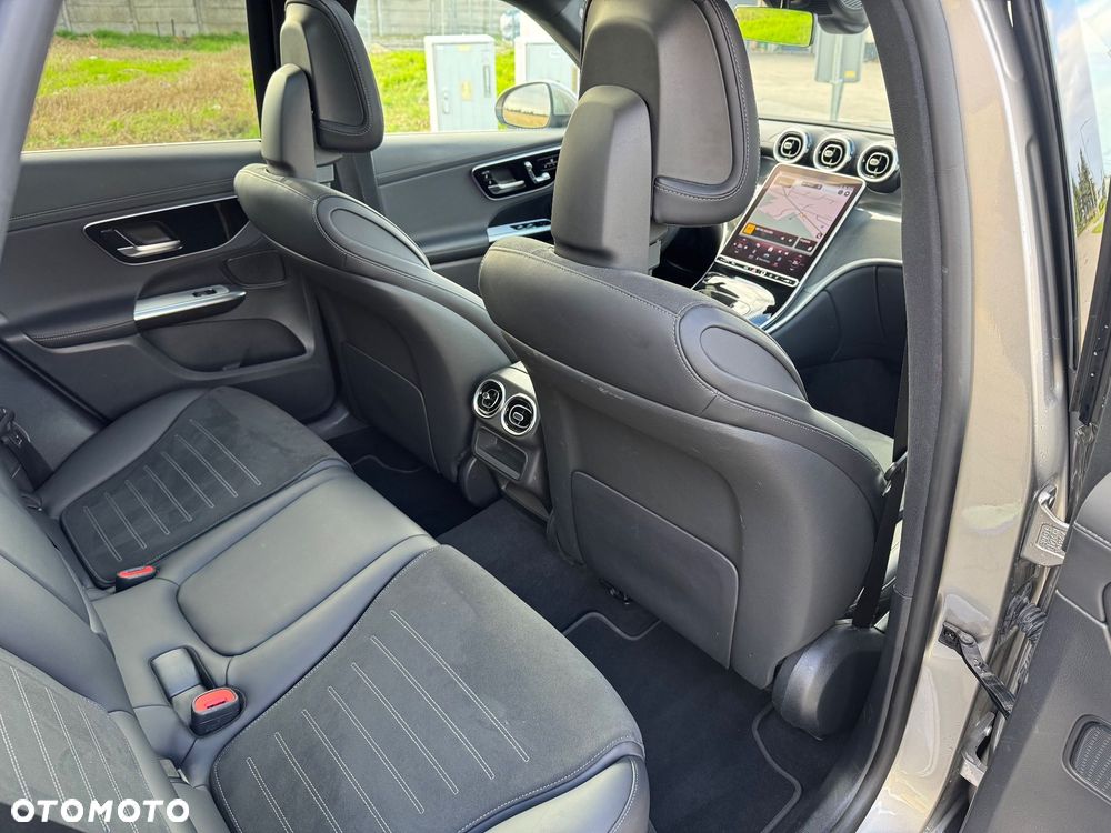 Mercedes-Benz GLC 300 4Matic 9G-TRONIC AMG Line Plus - 30