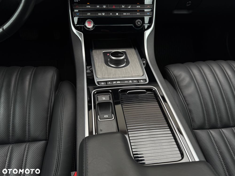 Jaguar XF 30d Portfolio - 20