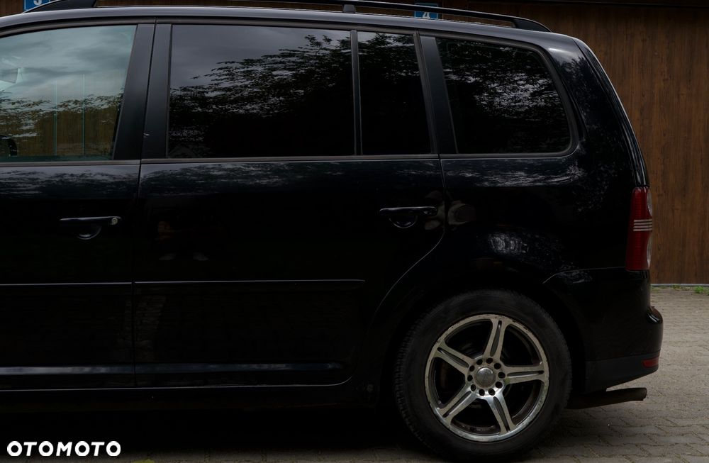 Volkswagen Touran 1.6 FSI Basis - 18