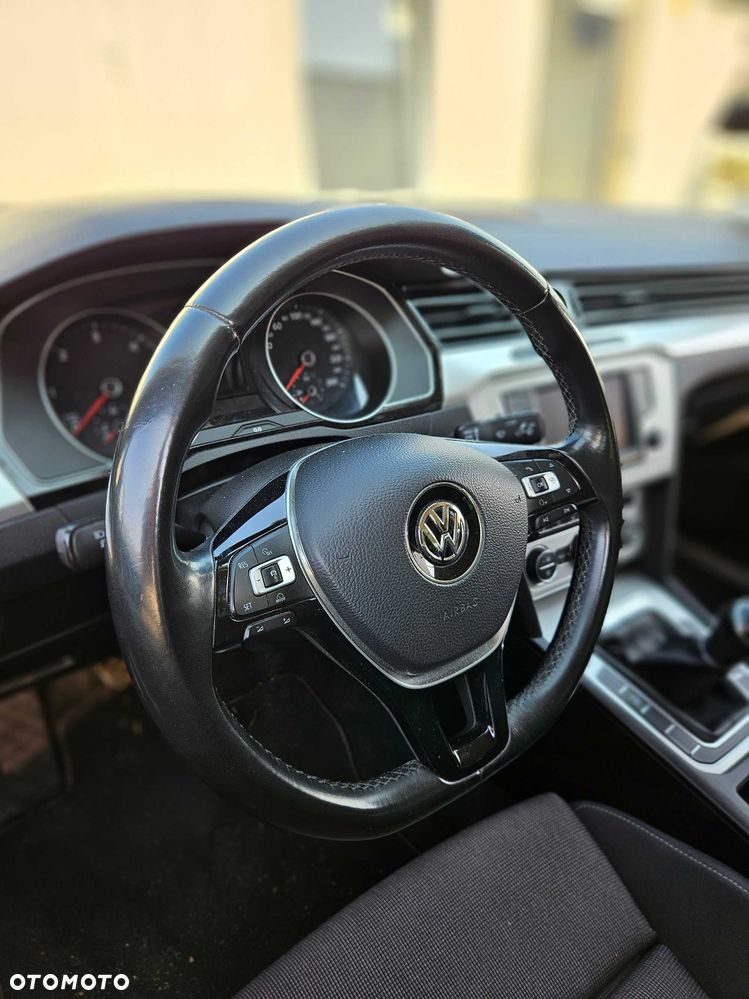 Volkswagen Passat - 4