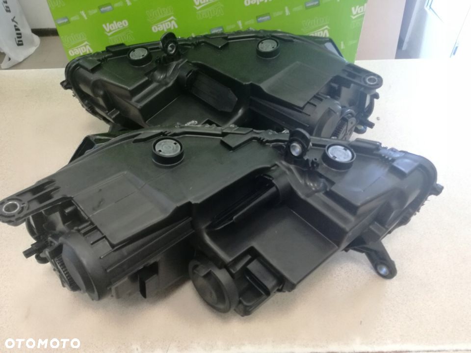 REFLEKTOR VW PASSAT B7 10-15 ORYGINAŁ VALEO NOWY - 2