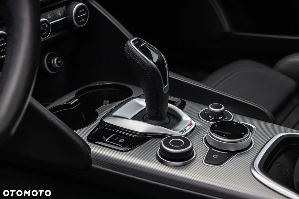 Alfa Romeo Giulia 2.0 Turbo 16V AT8-Q4 Veloce - 9