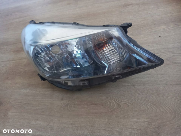 TOYOTA YARIS III REFLEKTOR LAMPA PRAWA PRZEDNIA EU