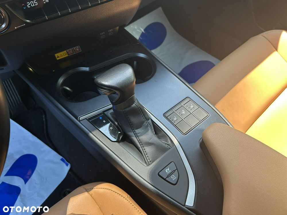 Lexus UX - 14