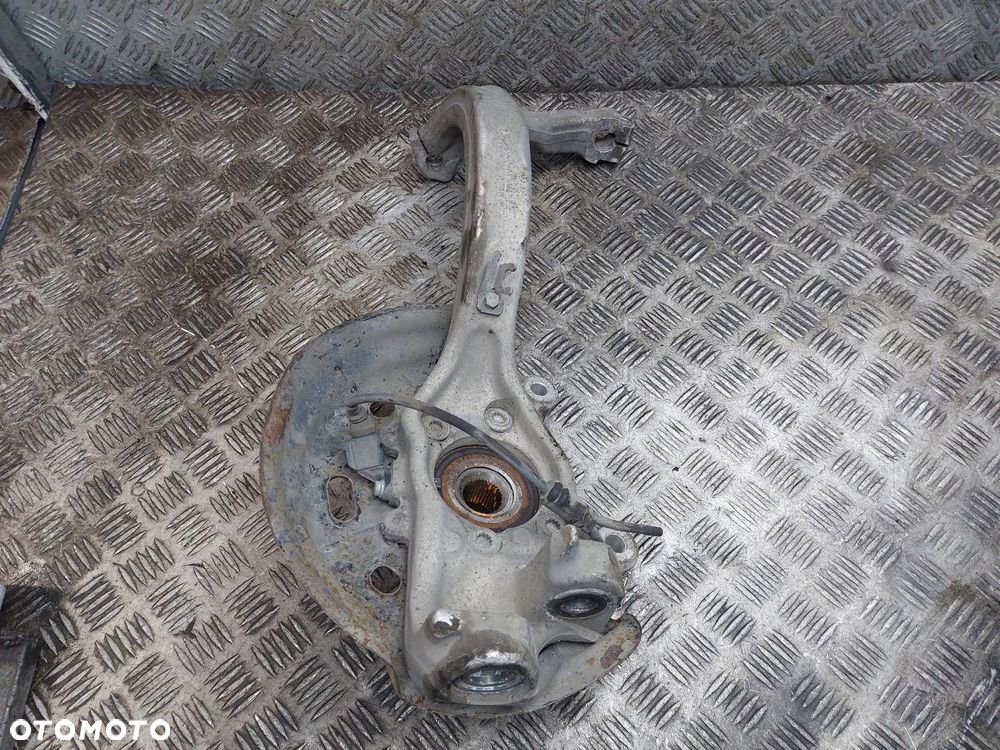 PIASTA ZWROTNICA PRAWY PRZÓD AUDI A8 D3 3.0 TDI - 2