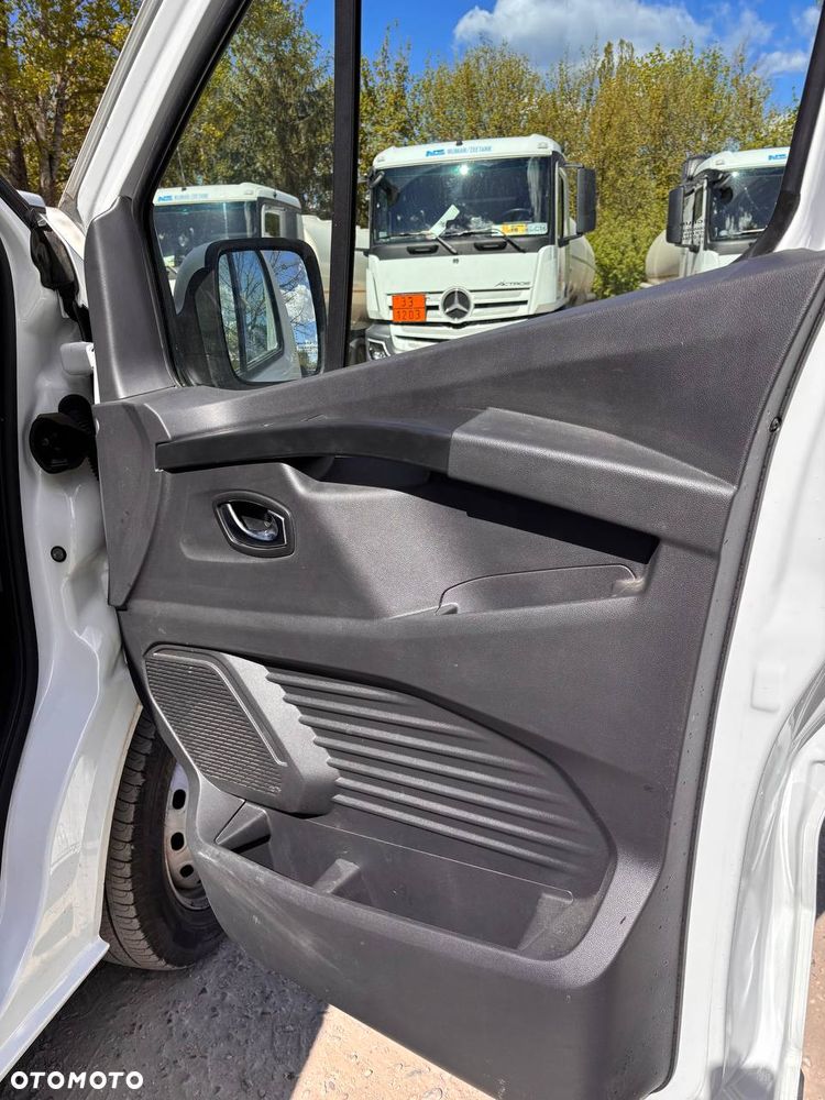 Renault Trafic (6 Osobowy) - 27