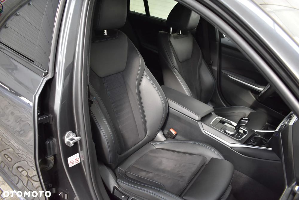 BMW Seria 3 330e M Sport - 23