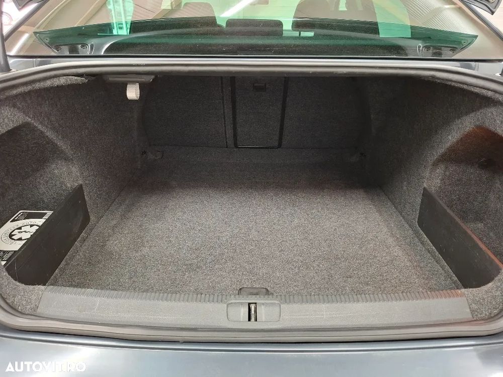 Volkswagen Passat 1.6 TDI DPF BlueMotion Technology Comfortline - 5