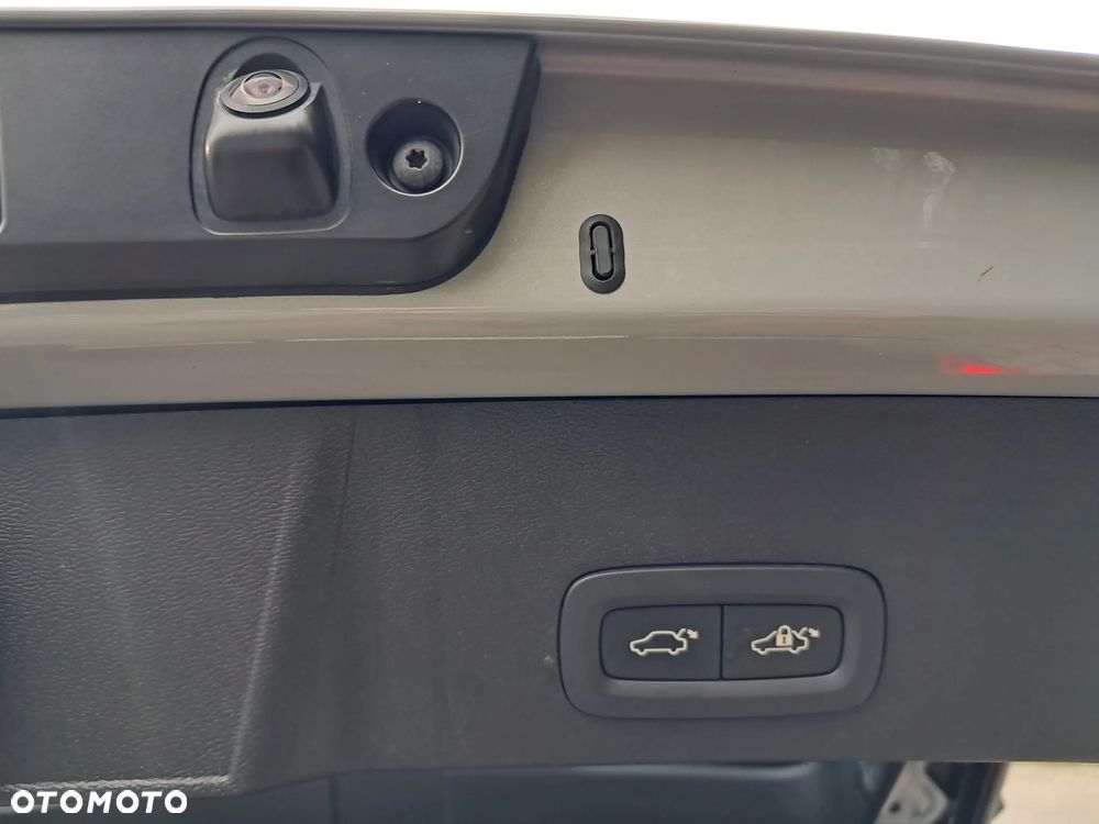 Volvo XC 40 B3 Plus Dark - 22