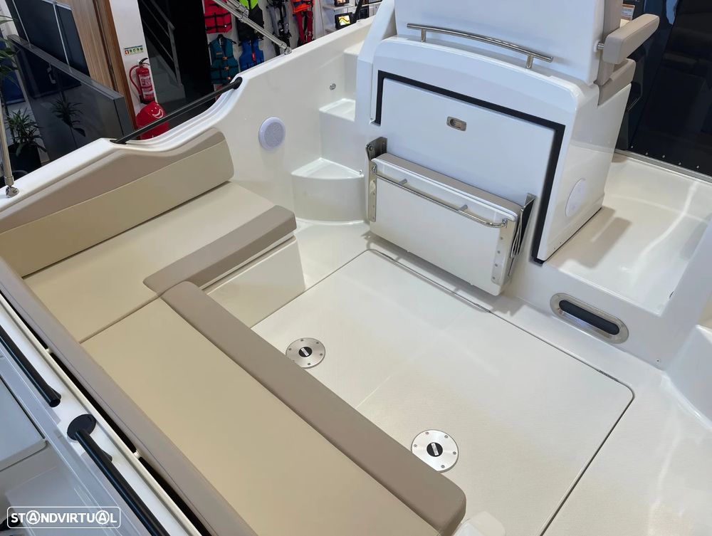 Quicksilver Activ 875 Sundeck - 4