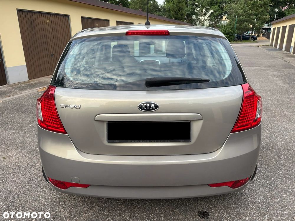 Kia Ceed - 8