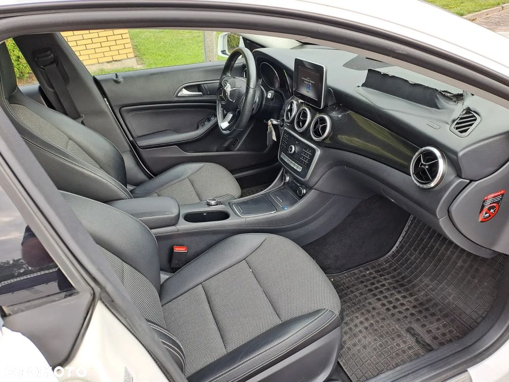 Mercedes-Benz CLA 180 7G-DCT - 15