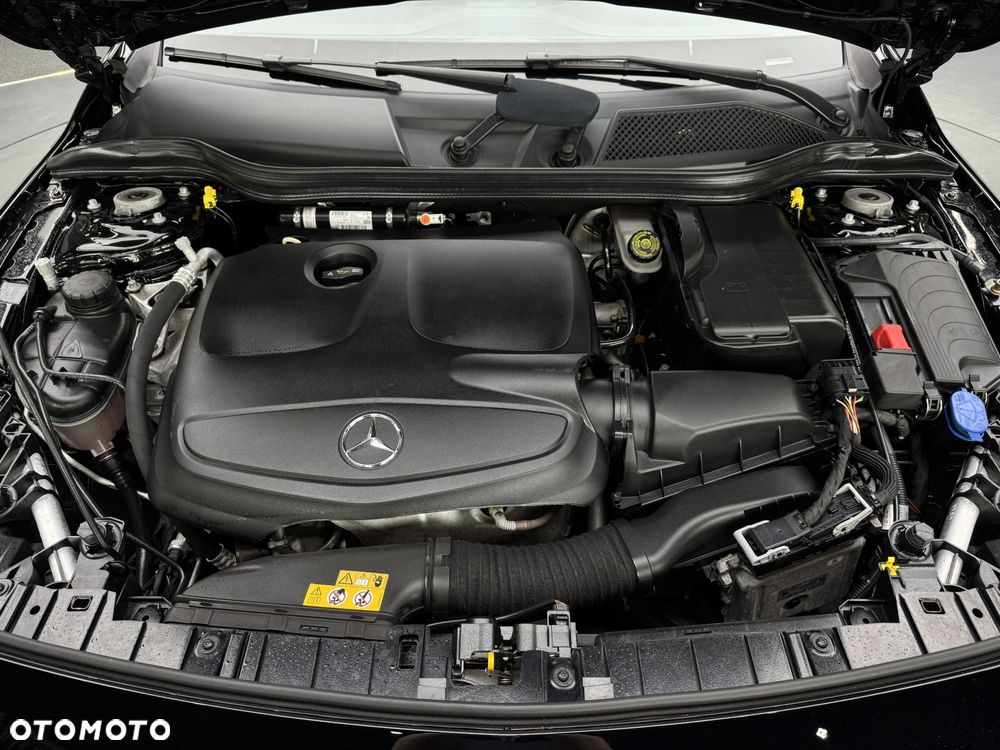 Mercedes-Benz GLA 180 7G-DCT - 21