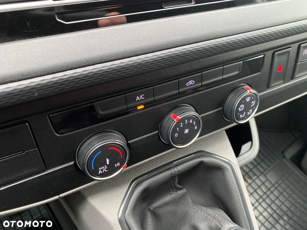 Volkswagen TRANSPORTER T6 VAN 3os. L2H1 Long MAXI WZMOCNIONY DMC3.2t. Ładowność 1242kg, Paka 3m, Homologacja VAT-1, Reflektory LED DIODOWE, Lampy tył LED, Kamera, Czujniki, Dogrzewanie Webasto 5kW, Automatyczne światła, Mocny silnik 2.0TDI DNA 150KM 6cio biegowa skrzynia biegów! Kolor srebrny Reflex Metalik, ZABUDOWA ładowni wraz z podsufitką i oś. LED! Fabryczny alarm, Przebieg tylko 53tys.km! - 22