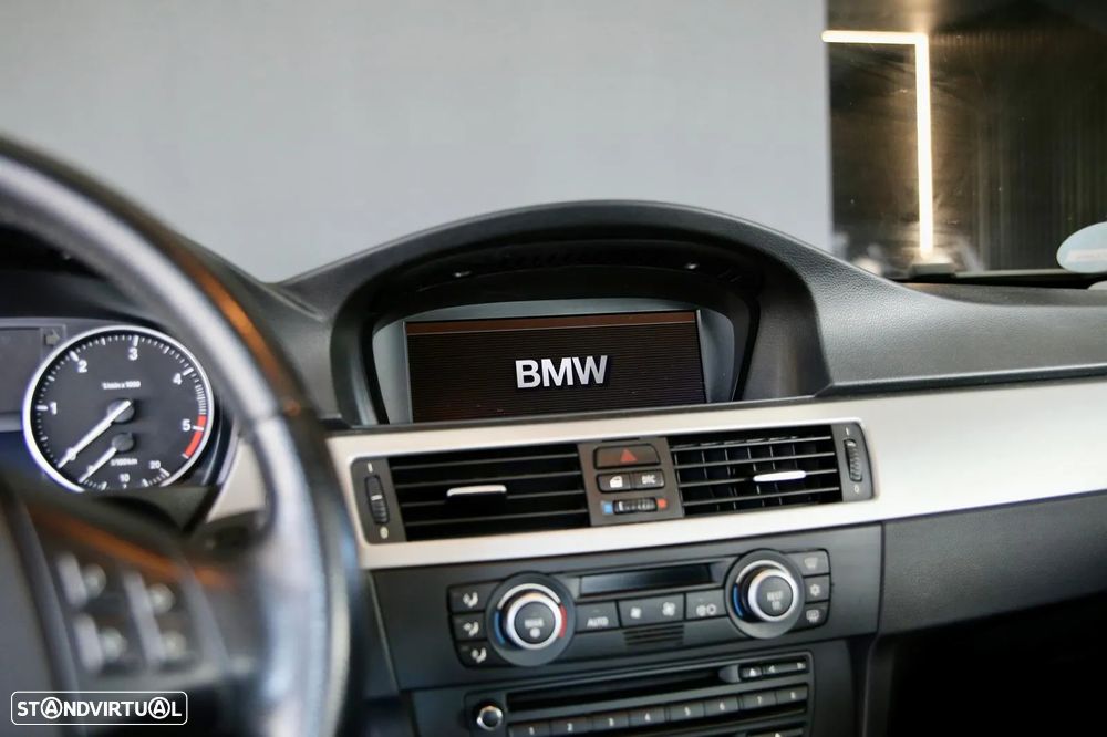 BMW 320 d Touring Dynamic - 13