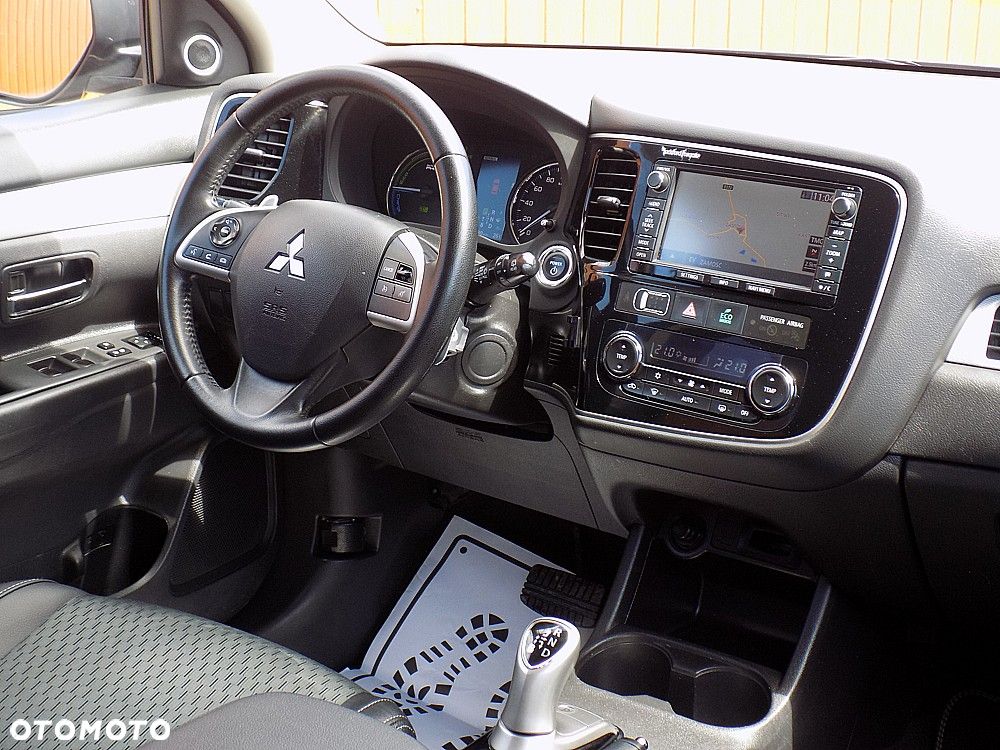 Mitsubishi Outlander 2.0 4WD Top - 16