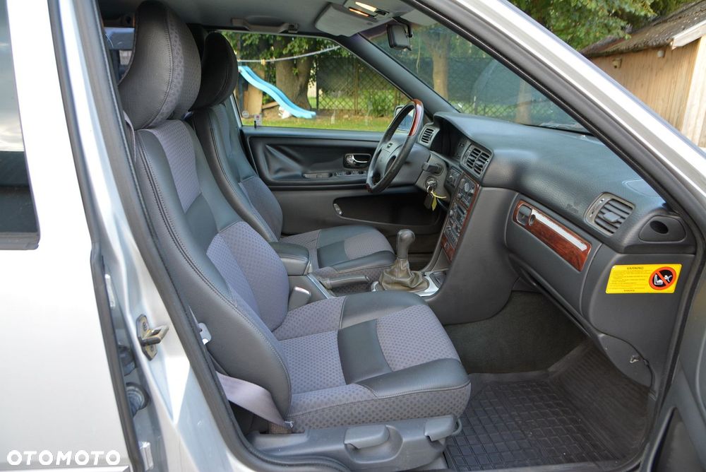 Volvo V70 2.5 - 24