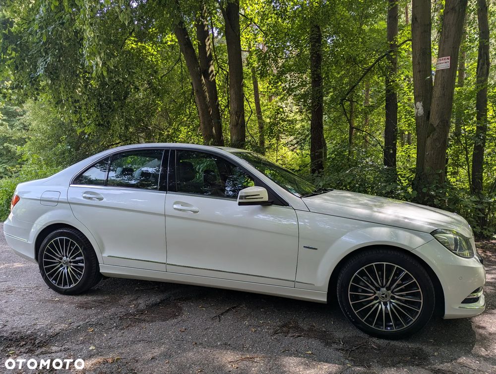 Mercedes-Benz Klasa C 200 CGI BlueEff Avantgarde - 2
