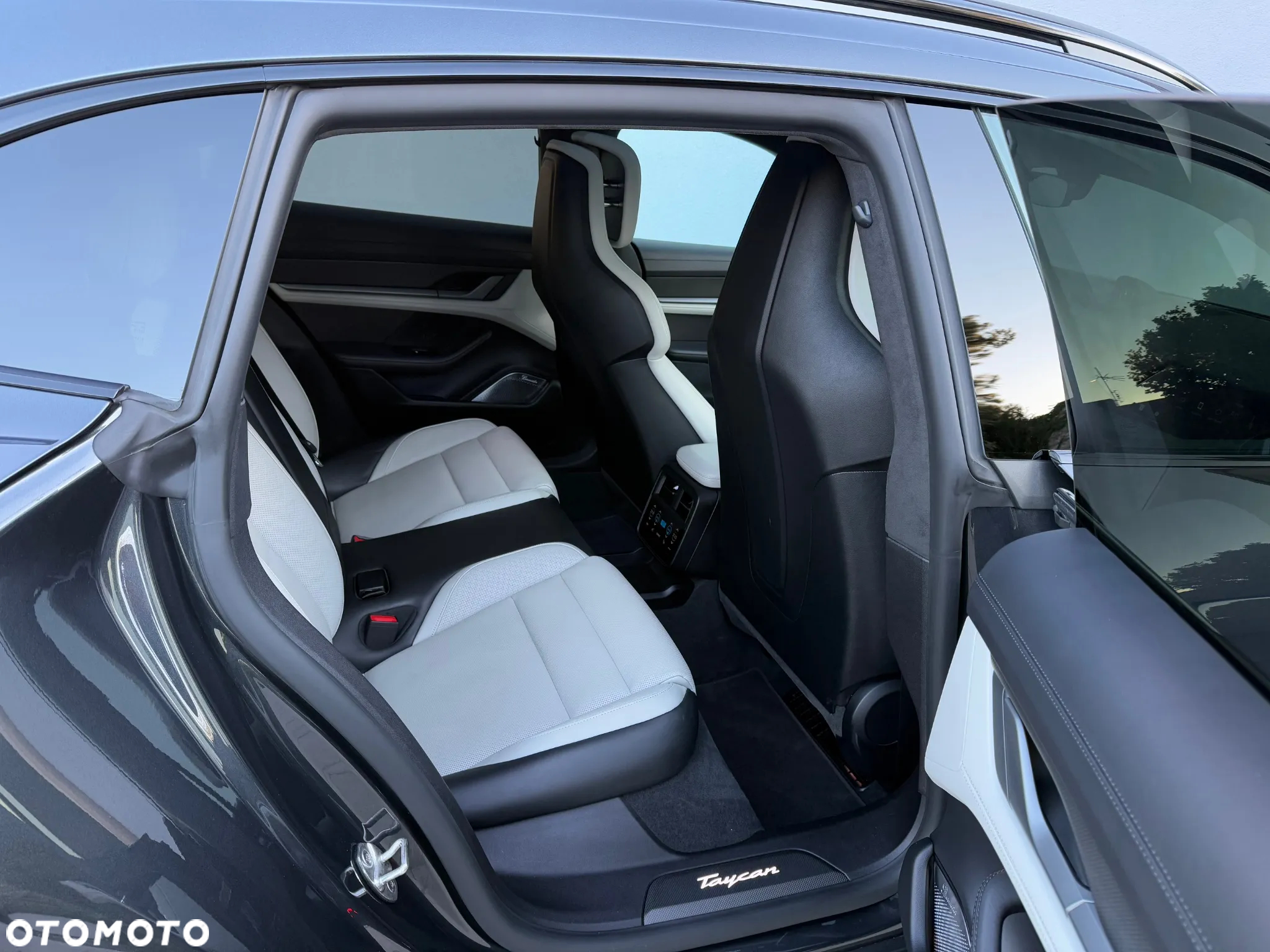 Porsche Taycan Turbo S Cross Turismo - 11