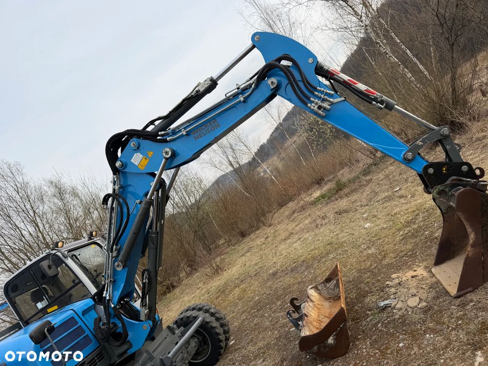 Wacker Neuson EW100 Koparka Kołowa 11 ton. NISKI PRZEBIEG.  3x łamane Ramię. Klima. Pompa ON. 2 Łyżki. Dodatkowe 3 sekcje Hydrauliczne. z upadłośći Norweskiej. Maszyna Jak Nowa z salonu! 2799 mtg. PERKINS silnik 130km. STABILIZATORY Klima. DEKRA 2026r. Książka serwisowa. Szybkozłącze Hydr. Skrętne ramie. Ani deka luzów i wycieków. Pełny Oryginał. Nie picowana na sprzedaż. OKAZJA - 26
