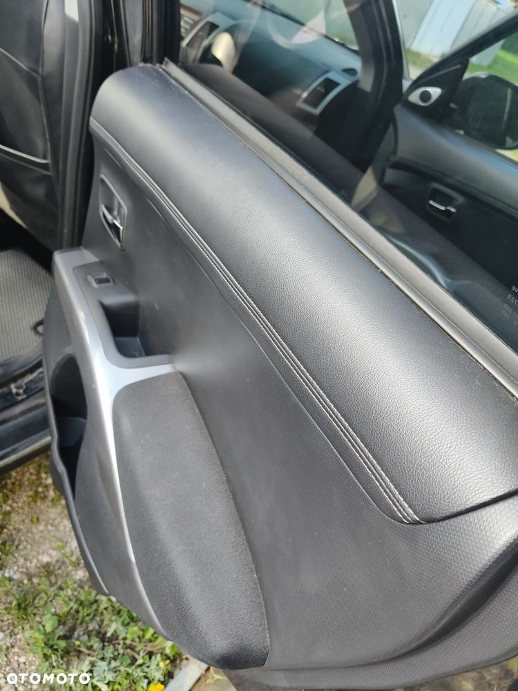 Mitsubishi Outlander - 35