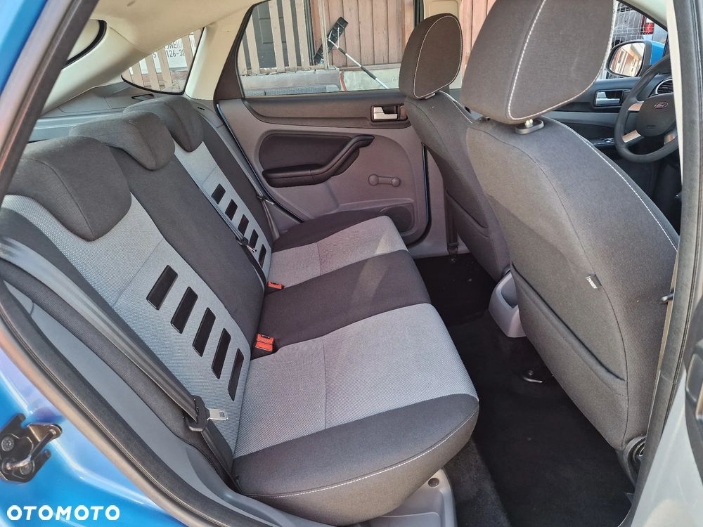 Ford Focus 1.6 Ghia - 21