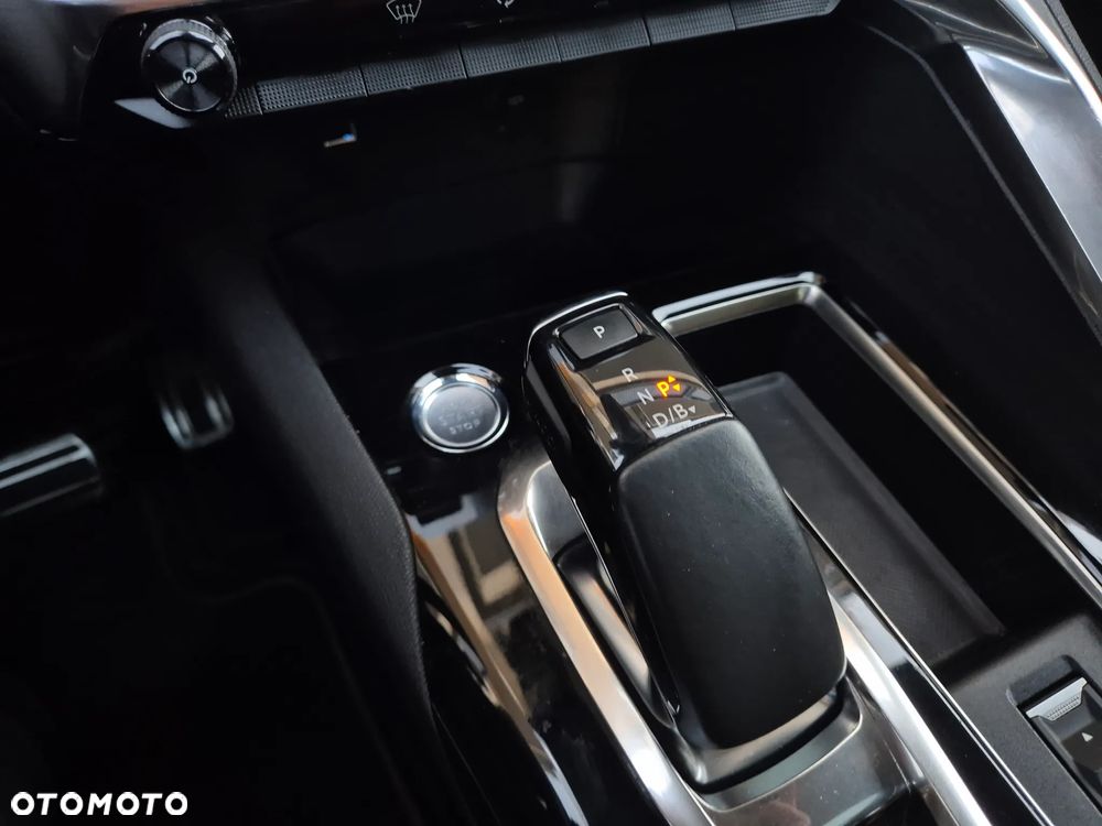 Peugeot 3008 1.6 PureTech HYbrid GT Line S&S EAT8 - 21