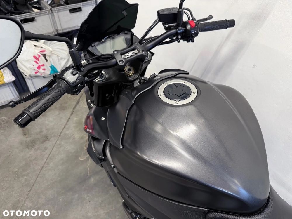 Suzuki GSX - 17