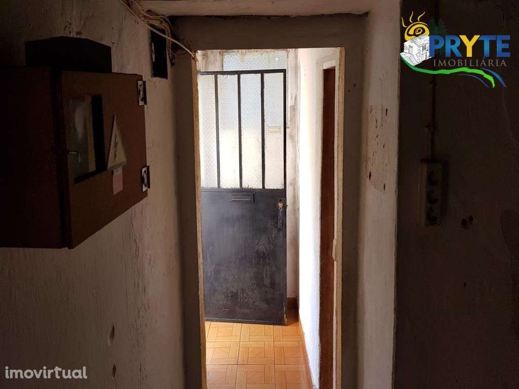 Moradia a necessitar de obras de recuperação com pequeno logradouro - Grande imagem: 5/13